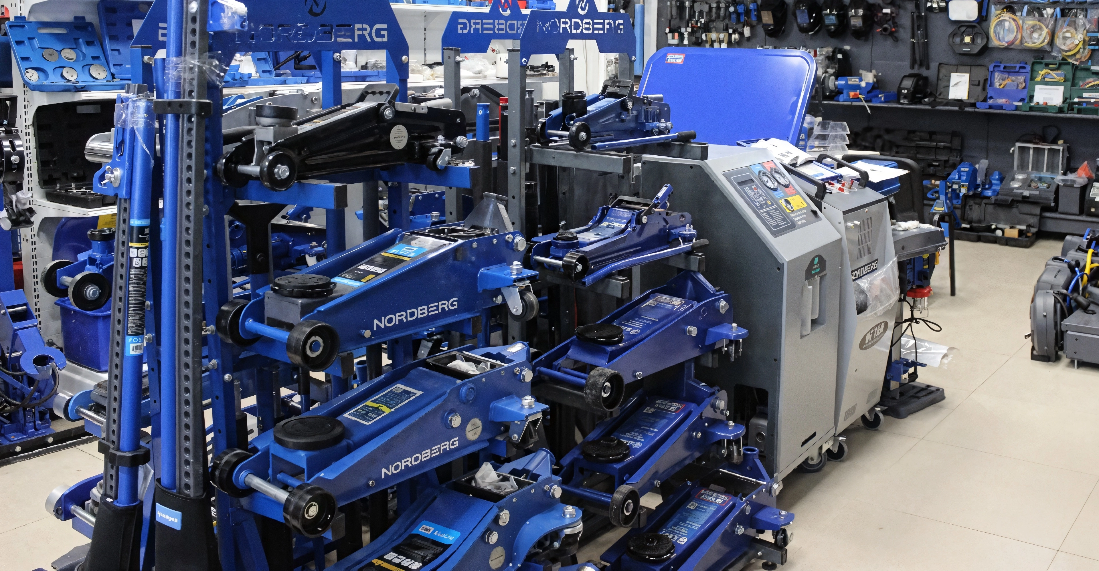 Слайд Оборудование и  <br/>инструменты для СТО