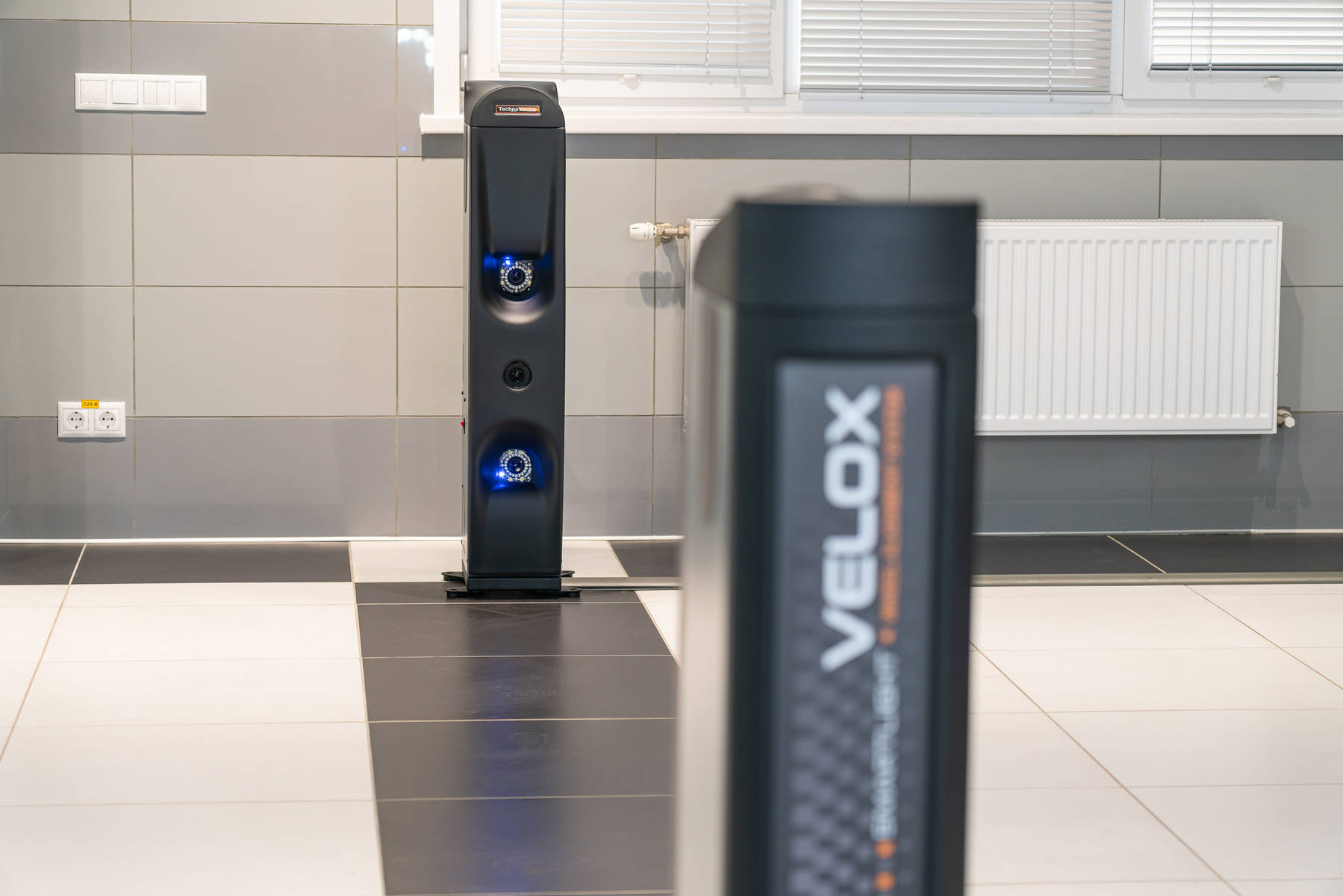  V 8102 VELOX